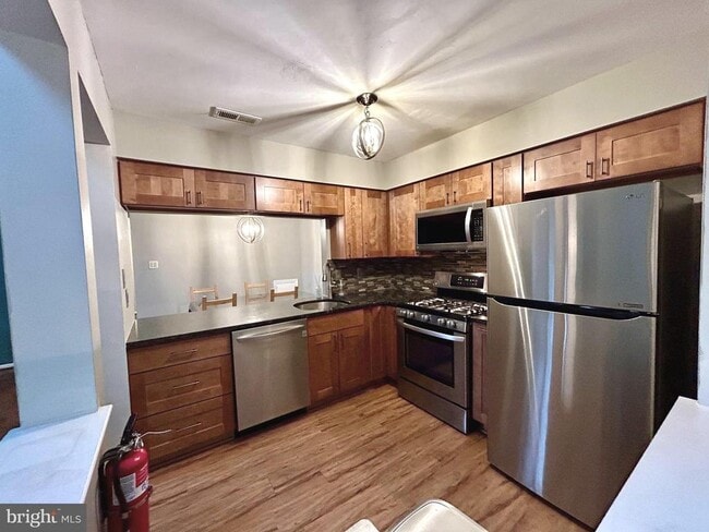 Photo - 904B Oliphant Ln