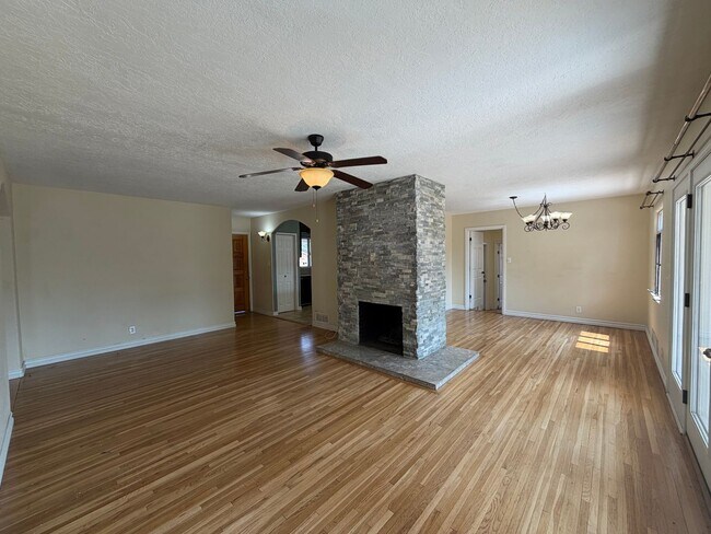 Photo - Spacious 4 Bedroom 2 Bathroom Home In The NE Heights!