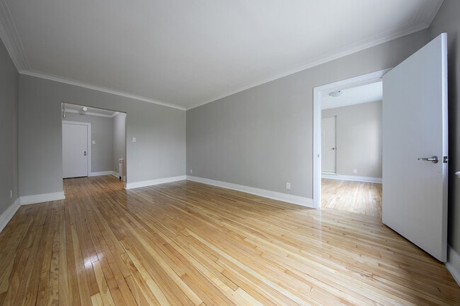 Building Photo - 5005 Av Macdonald