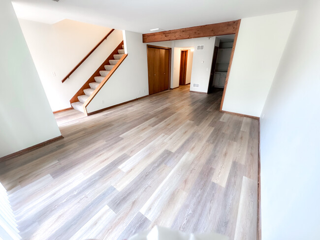 Open main floor - all new flooring throughout - 171 Elmhurst Ct Casa Adosada