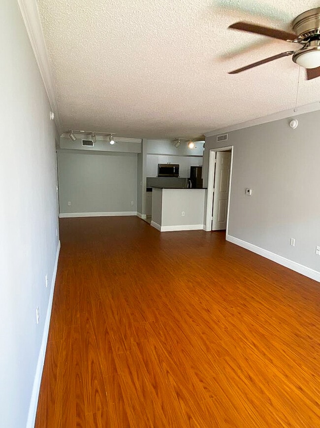 Building Photo - 1919 Van Buren St Unit 601A Rental