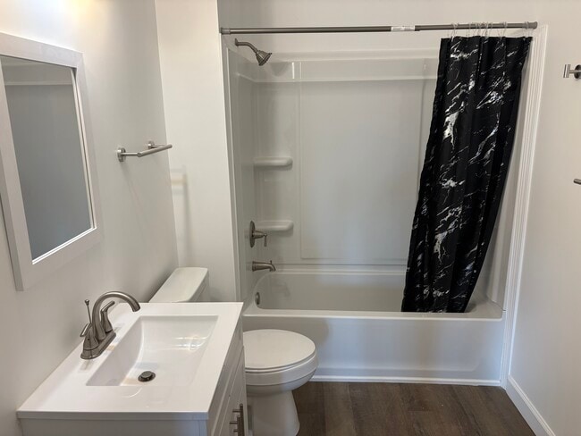 Main Bathroom with tum - 1328 Shepherd St