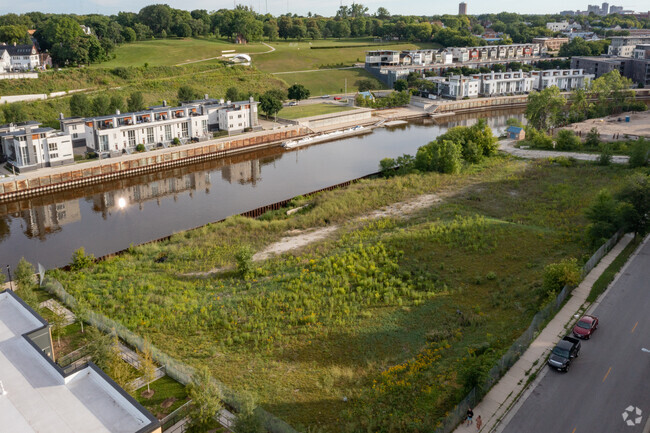 Building Photo - ROWE MKE Rental