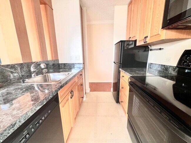 Photo - 10883 Saskatchewan Dr NW
