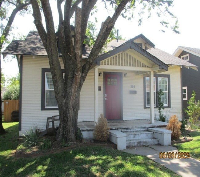 Building Photo - 304 E 2nd St Rental