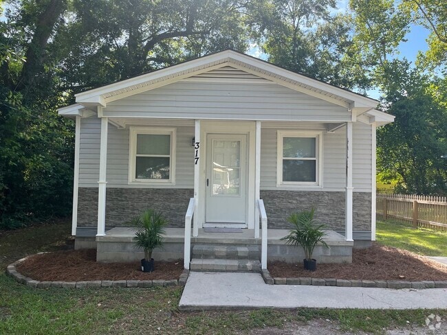 Building Photo - Cute Cottage Style Home