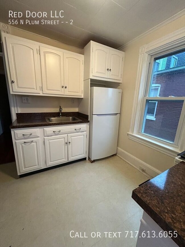 Building Photo - 556 N Plum St Unit 2