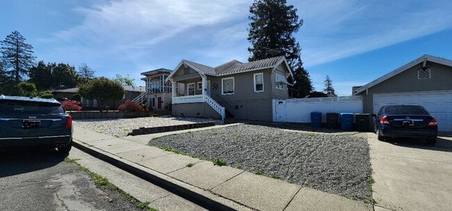 Photo - Large Sunny 4 Bedroom 3 Bath Country Style...