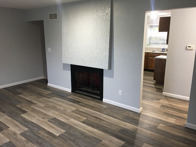 Photo - 729 W 61st St