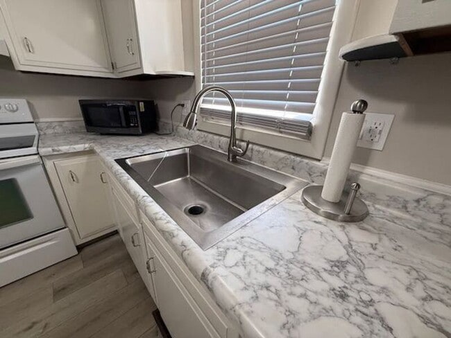 Photo - 1105 E Samuel Ave