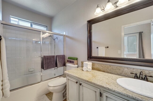 Photo - 915 Tipperary Dr