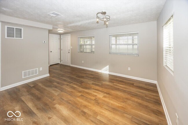 Photo - 915 E 108th St