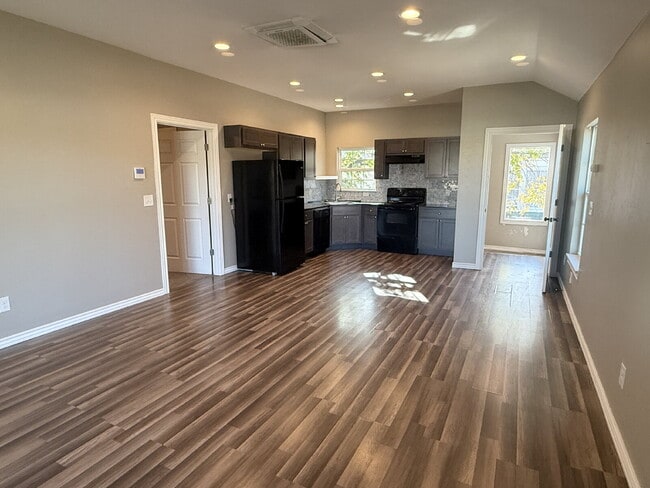 Photo - 1 Bed, 1 Bath Townhome Near Asian District Unit Apt. B