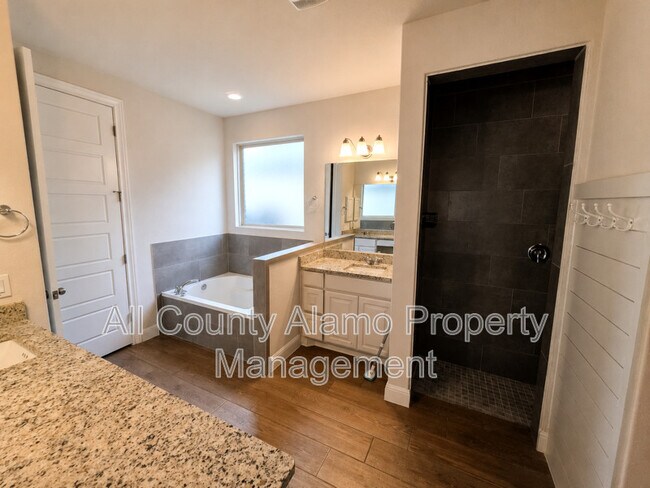 Photo - 216 Wexford