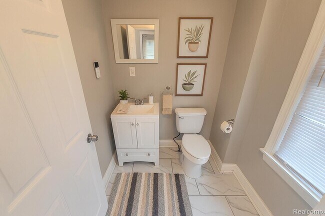 Photo - 3459 St Clair St