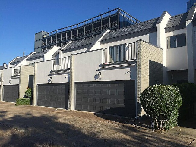 Building Photo - 1300 Augusta Dr Unit 32