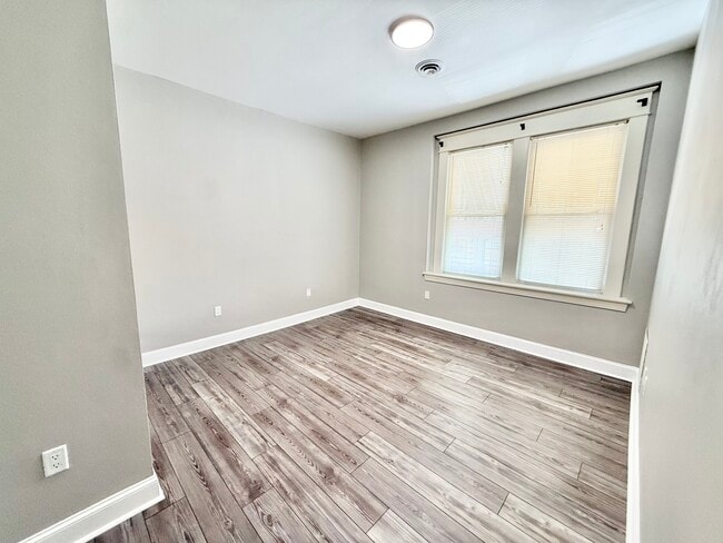 Photo - 1736 Memorial Ave SW Unidad B