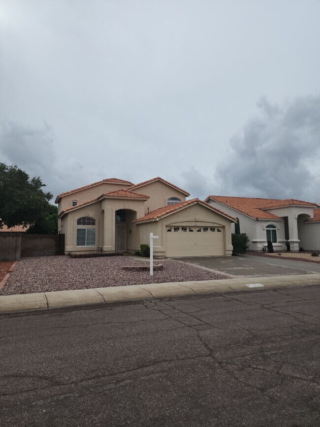 Building Photo - "Spacious 4-Bedroom Glendale Gem with Granite Elegance - 2018 Sq Ft of Comfort!"