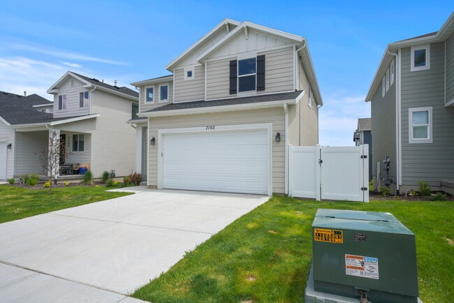 Building Photo - 7192 N Silver Spring Way