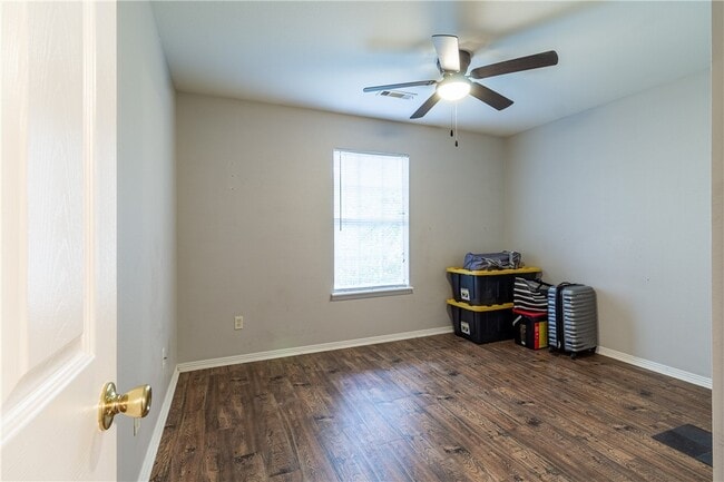 Photo - 869 W Peachtree Dr