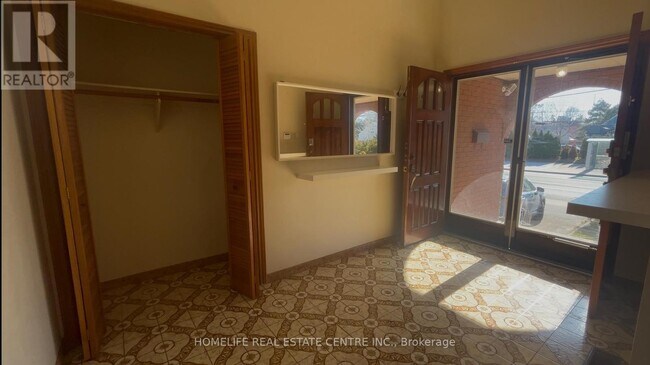 Photo - 639 Royal York Rd