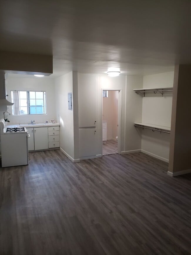 Building Photo - 6939 Hazeltine Ave Rental