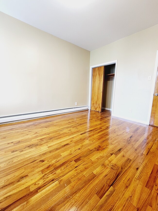 1048 Broadway Ave 4 - 1045 Broadway Unit 4