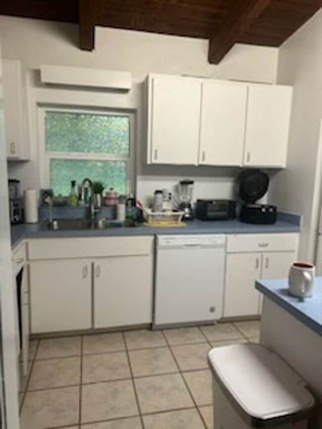 Photo - 2 bed 1 bath house near UF law available Jan 1st