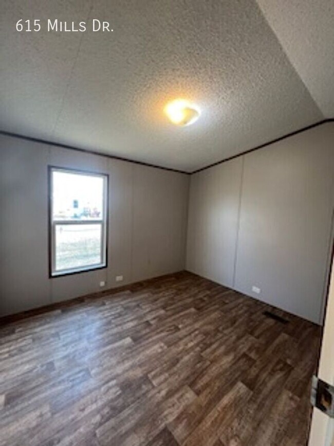 Photo - 615 N Mills Dr