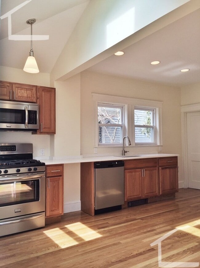 Building Photo - Rare Single Family 4BR/3BA w/laundry, parking, yard! 9/1