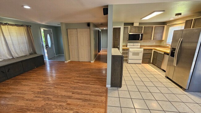 Photo - 2400 Carpenter St