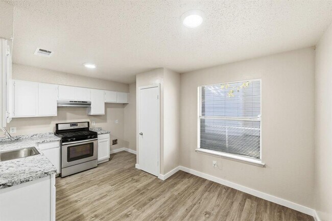 Photo - 2204 Donahue Ln