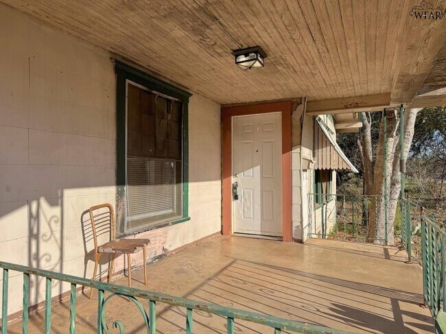 Photo - 1604 Britain St