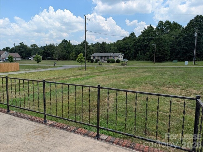Photo - 824 Perry Rd
