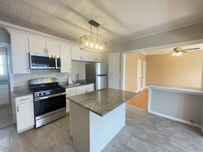 Building Photo - 636 Summer St Unit 2