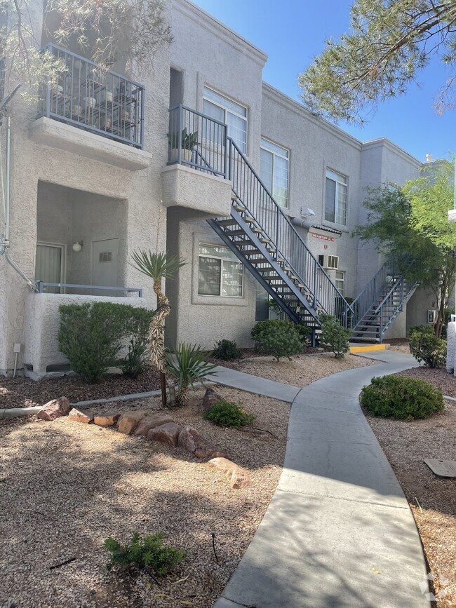 Building Photo - Beautiful 2 bedroom 2 bath downstairs cond... Unit #915 Rental