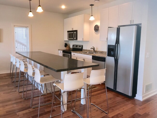 Photo - Charming 4-Bed Oasis with Granite Touches & Hardwood Elegance in Minneapolis!