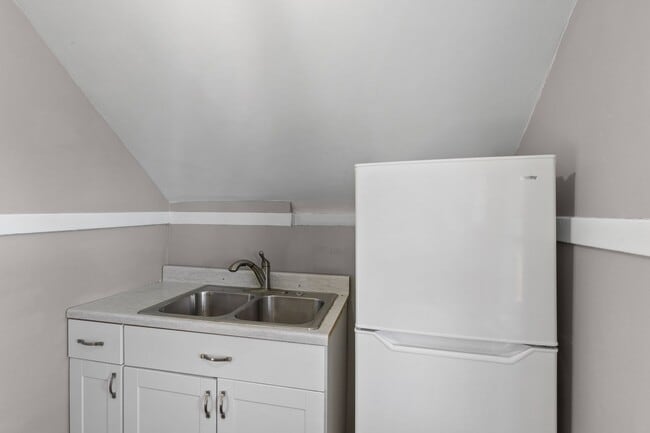 1612 22nd Ave NE Unit 1612 Upper Unit