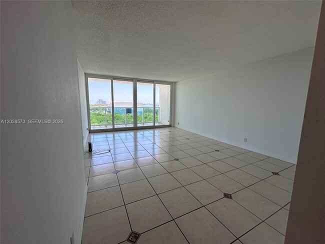 Building Photo - 100 Bayview Dr Unit 823