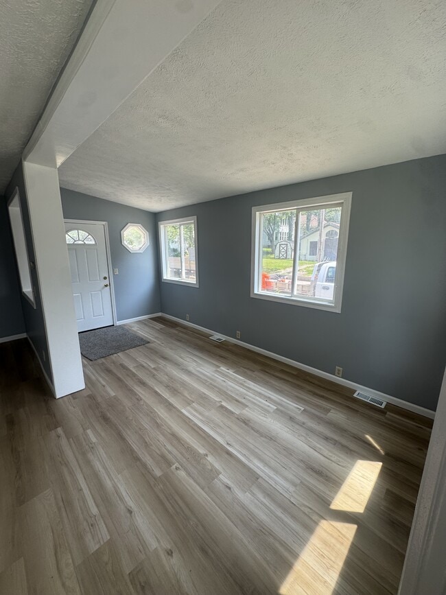 Photo - 156 Valparaiso St