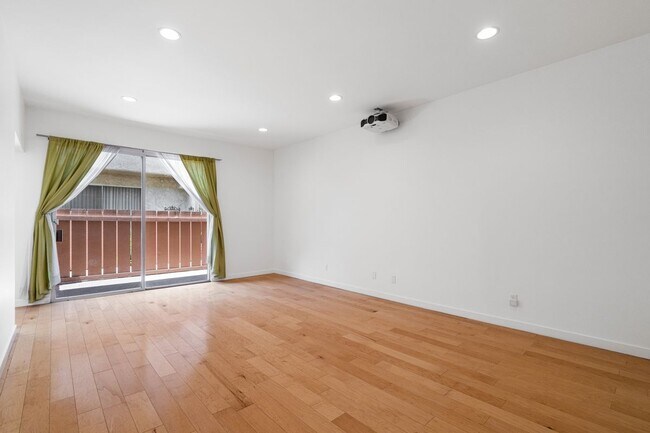1828 Barry Ave