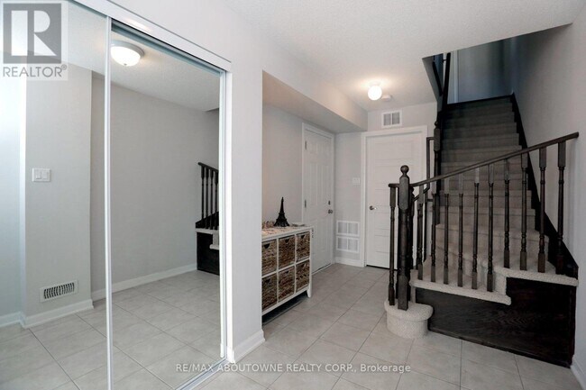 Photo - 165 Hampshire Way