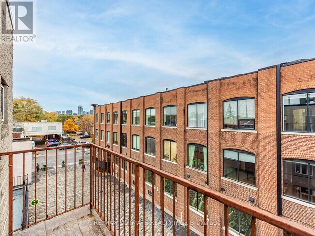 Photo - 996 Queen St E Unit 4