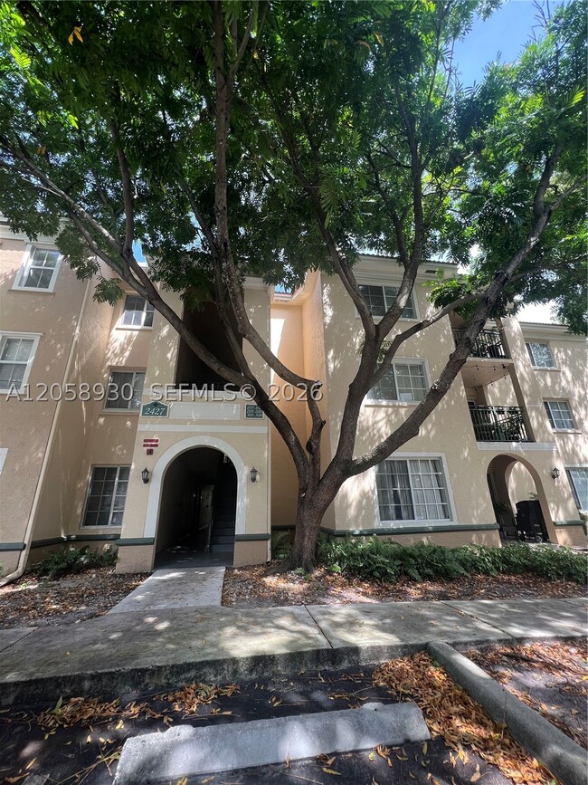 Building Photo - 2427 Centergate Dr Unit 305
