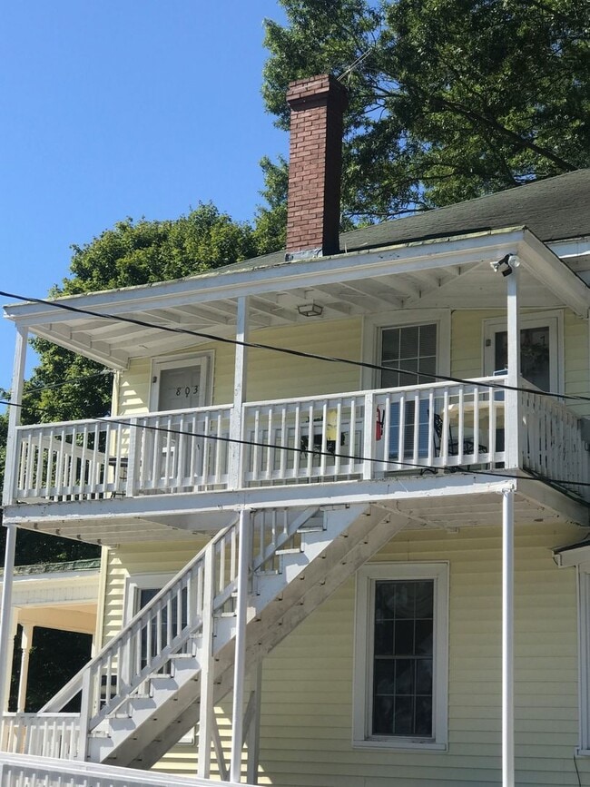 Building Photo - A Great Place to Call Home! Upstairs Apart...