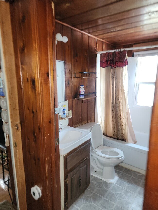 1946 Rochester Rd Unit Studio apt