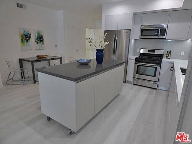 Building Photo - 1526 Armacost Ave Unit 206 Rental