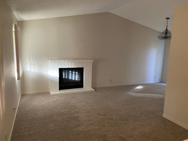 Photo - 369 Limerick Way