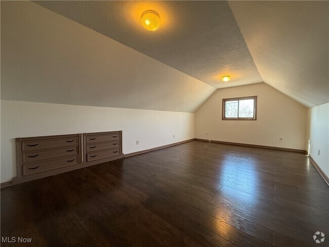 Building Photo - 9405 Bancroft Ave Unit UP Rental