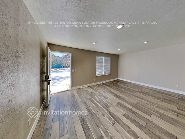 Photo - 10631 Queen St